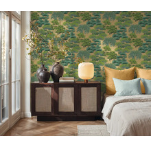 Spálňa so vzorovanou tapetou, komodou a posteľou