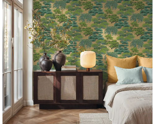 Spálňa so vzorovanou tapetou, komodou a posteľou