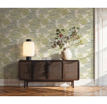 Obývacia izba so vzorovanou tapetou, komodou, lampou a vázou