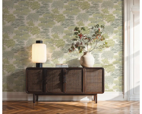 Obývacia izba so vzorovanou tapetou, komodou, lampou a vázou