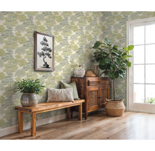 Ozdobná izba s tapetou so vzorom, drevenou lavicou, skrinkou a izbovými rastlinami