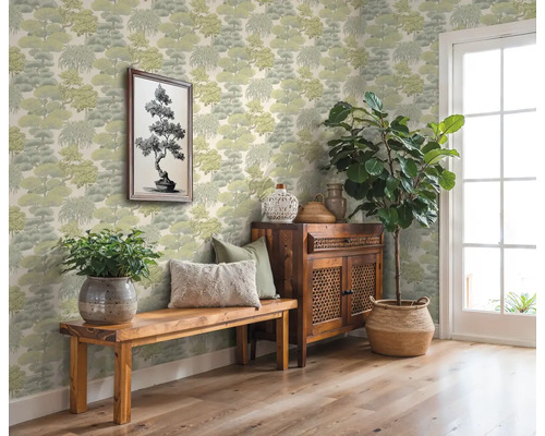 Ozdobná izba s tapetou so vzorom, drevenou lavicou, skrinkou a izbovými rastlinami