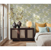 Spálňa so vzorovanou tapetou, komodou a posteľou