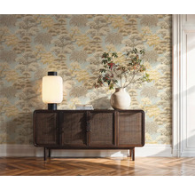 Dekoratívna izba so vzorovanou tapetou, drevenou podlahou a príborníkom s lampou a vázou