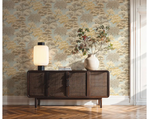 Dekoratívna izba so vzorovanou tapetou, drevenou podlahou a príborníkom s lampou a vázou