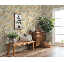 Dekoratívna izba so vzorovanou tapetou, drevenou lavicou, skriňou a izbovými rastlinami pre útulnú atmosféru