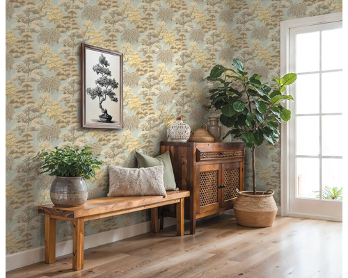 Dekoratívna izba so vzorovanou tapetou, drevenou lavicou, skriňou a izbovými rastlinami pre útulnú atmosféru