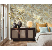 Dekoratívna obývacia izba so vzorovanou tapetou, komodou, lampou a posteľou