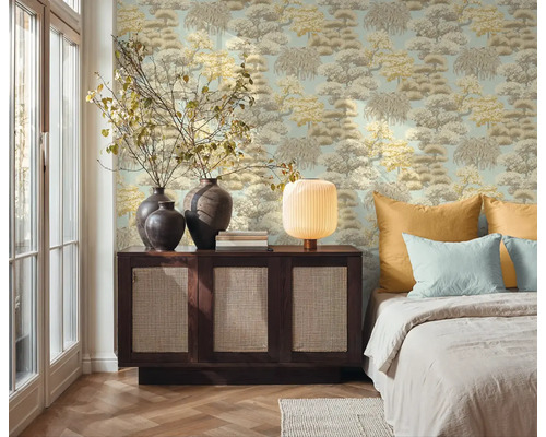 Dekoratívna obývacia izba so vzorovanou tapetou, komodou, lampou a posteľou