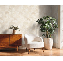 Obývacia izba s tapetou so vzorom, kreslom a komodou