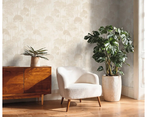 Obývacia izba s tapetou so vzorom, kreslom a komodou