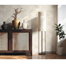 Obývacia izba so skrinkou, vázami, stojacou lampou a izbovou rastlinou