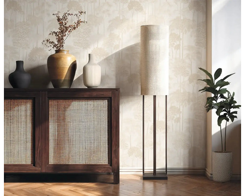 Obývacia izba so skrinkou, vázami, stojacou lampou a izbovou rastlinou