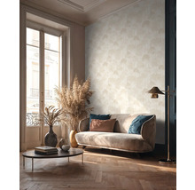 Obývacia izba s pohovkou, stolom a vzorovanou tapetou