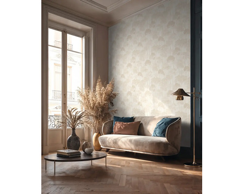 Obývacia izba s pohovkou, stolom a vzorovanou tapetou