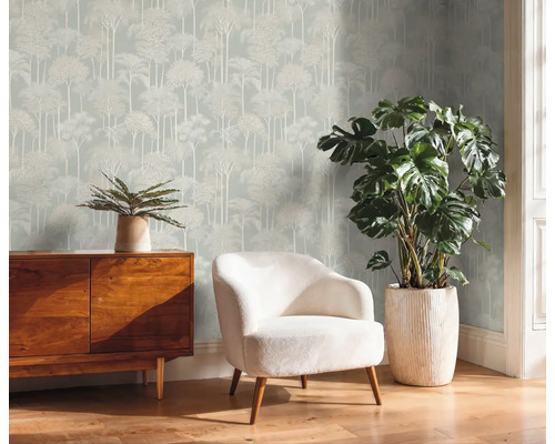 Obývacia izba so stromovou tapetou, komodou, kreslom a črepníkovými rastlinami pre útulnú atmosféru