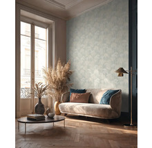 Obývacia izba s pohovkou, konferenčným stolíkom, stojacou lampou a tapetou so stromovým vzorom