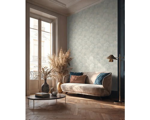 Obývacia izba s pohovkou, konferenčným stolíkom, stojacou lampou a tapetou so stromovým vzorom