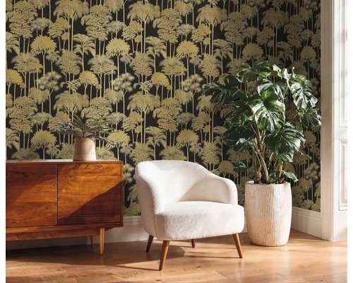 Obývacia izba s komodou, kreslom, izbovou rastlinou a tapetou s motívom stromov
