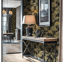 Vstupný priestor s konzolou, lampou a vzorovanou tapetou