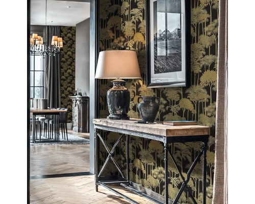 Vstupný priestor s konzolou, lampou a vzorovanou tapetou