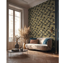 Obývacia izba s pohovkou, konferenčným stolíkom a vzorovanou tapetou