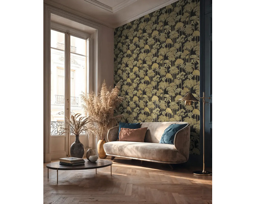 Obývacia izba s pohovkou, konferenčným stolíkom a vzorovanou tapetou