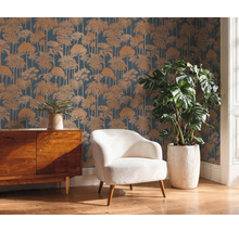 Scéna s komodou, kreslom a stenou s tapetou so vzorom stromov