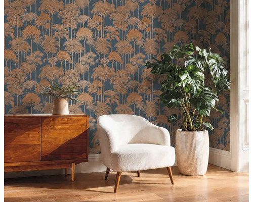 Scéna s komodou, kreslom a stenou s tapetou so vzorom stromov