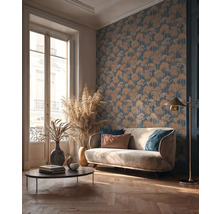 Obývacia izba s pohovkou, konferenčným stolíkom, stojacou lampou a nástennou tapetou so vzorom stromov