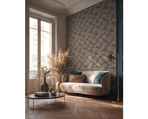 Obývacia izba s pohovkou, konferenčným stolíkom, stojacou lampou a nástennou tapetou so vzorom stromov