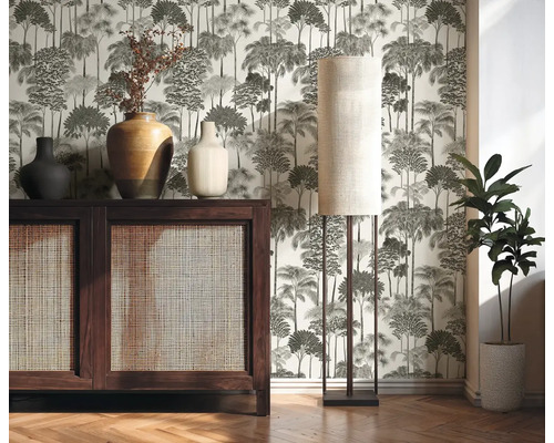 Návrh interiéru s komodou, stojacou lampou a vzorovanou tapetou pre útulnú atmosféru.