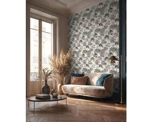 Obývacia izba s pohovkou, konferenčným stolíkom, stojacou lampou a vzorovanou tapetou