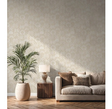 Obývacia izba s béžovou tapetou s palmami, pohovkou, odkladacím stolíkom a izbovou rastlinou