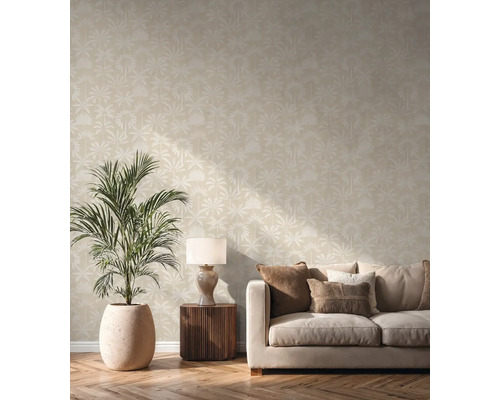 Obývacia izba s béžovou tapetou s palmami, pohovkou, odkladacím stolíkom a izbovou rastlinou