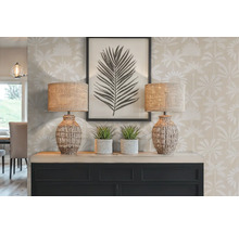 Dekoratívna scéna s dvoma stolnými lampami, izbovými rastlinami, zarámovaným obrázkom listu a konzolou