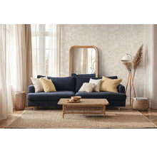 Obývacia izba s modrou pohovkou, dreveným stolom, zrkadlom a kobercom