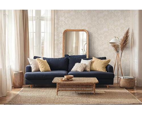 Obývacia izba s modrou pohovkou, dreveným stolom, zrkadlom a kobercom