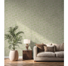 Obývacia izba s pohovkou, odkladacím stolíkom, lampou, izbovou rastlinou v kvetináči a tapetou s motívom paliem