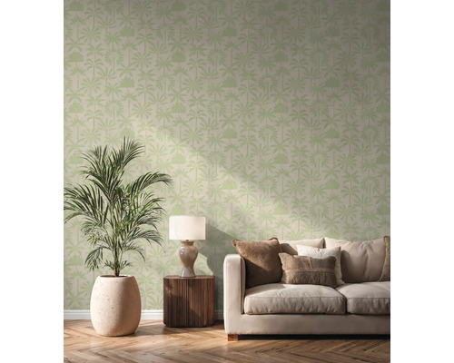 Obývacia izba s pohovkou, odkladacím stolíkom, lampou, izbovou rastlinou v kvetináči a tapetou s motívom paliem