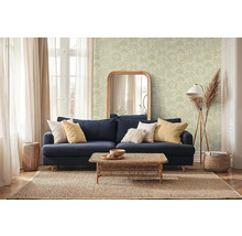 Obývacia izba s pohovkou, stolom, zrkadlom a tapetou s motívom paliem