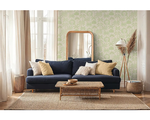 Obývacia izba s pohovkou, stolom, zrkadlom a tapetou s motívom paliem