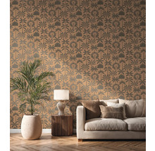 Obývacia izba s pohovkou, izbovou rastlinou a vzorovanou tapetou