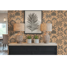 Dekoratívny interiér so vzorovanými tapetami, dve stolové lampy, izbové rastliny a zarámovaná potlač listu