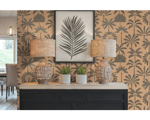 Dekoratívny interiér so vzorovanými tapetami, dve stolové lampy, izbové rastliny a zarámovaná potlač listu