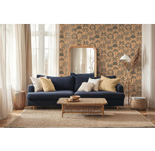 Obývacia izba s modrou pohovkou, dreveným stolom, zrkadlom a vzorovanou tapetou