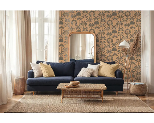 Obývacia izba s modrou pohovkou, dreveným stolom, zrkadlom a vzorovanou tapetou