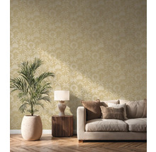 Obývacia izba so vzorovanou tapetou, pohovkou, stolnou lampou a izbovou rastlinou