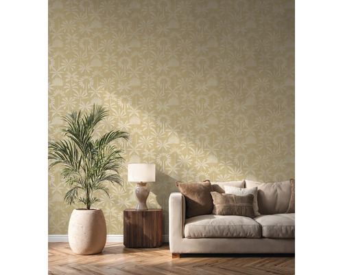 Obývacia izba so vzorovanou tapetou, pohovkou, stolnou lampou a izbovou rastlinou