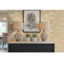 Dekoratívny interiér s dvoma lampami, dvoma izbovými rastlinami, zarámovaným obrazom a komodou pred stenou s palmovým vzorom.